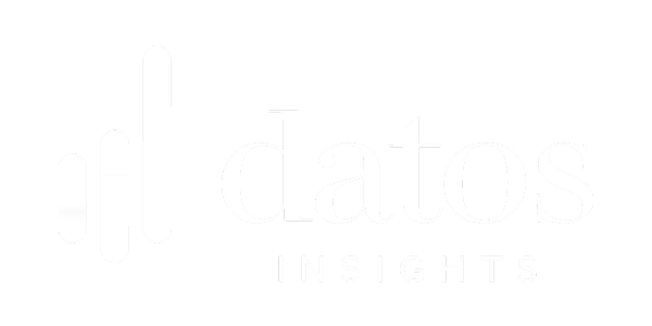 White logo on a light background showing three vertical bars of varying heights next to the words “datos INSIGHTS” in lowercase and uppercase letters.